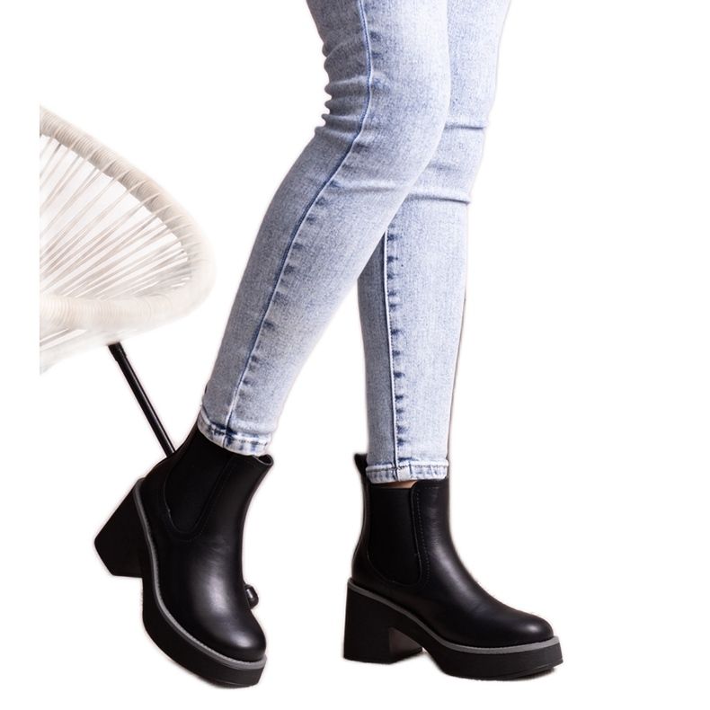 Czarne botki na słupku Lidea