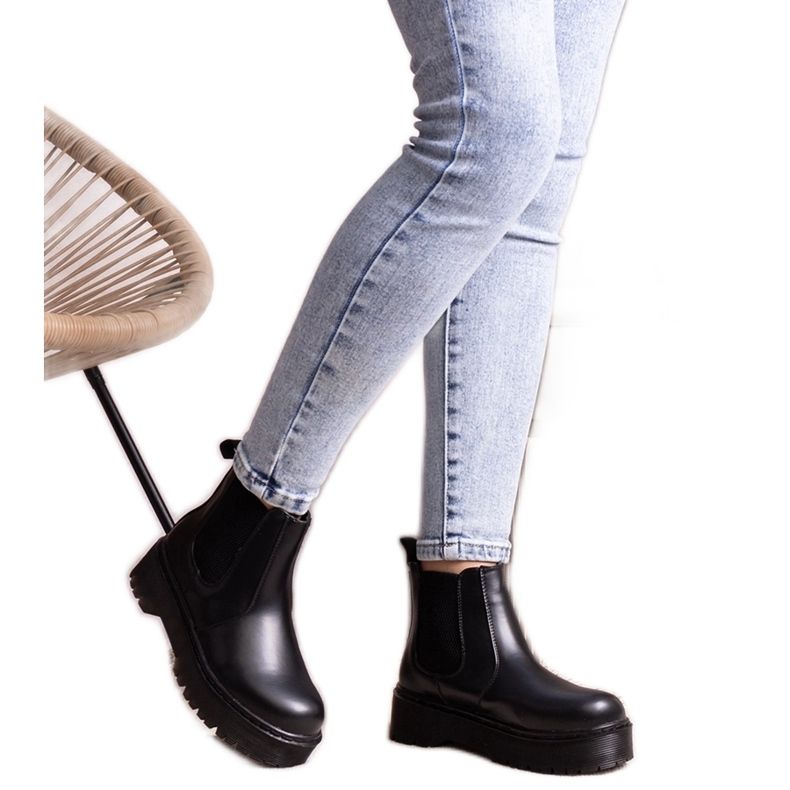 Czarne botki na platformie Lessaya