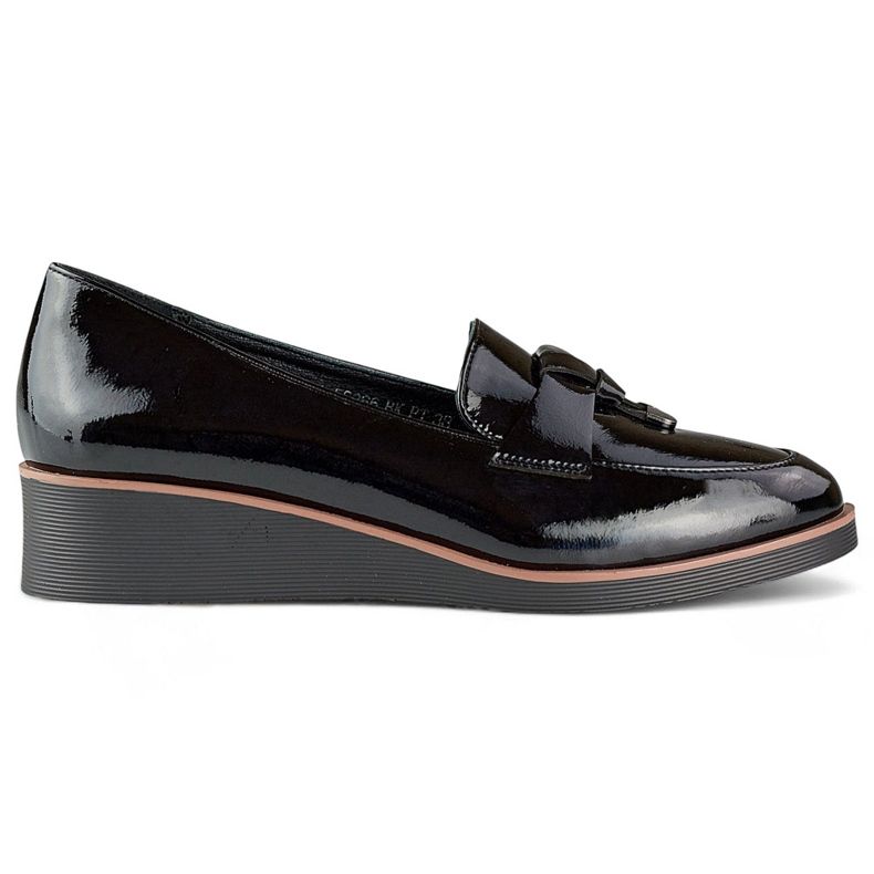 Czarne lakierowane czółenka na niskiej koturnie