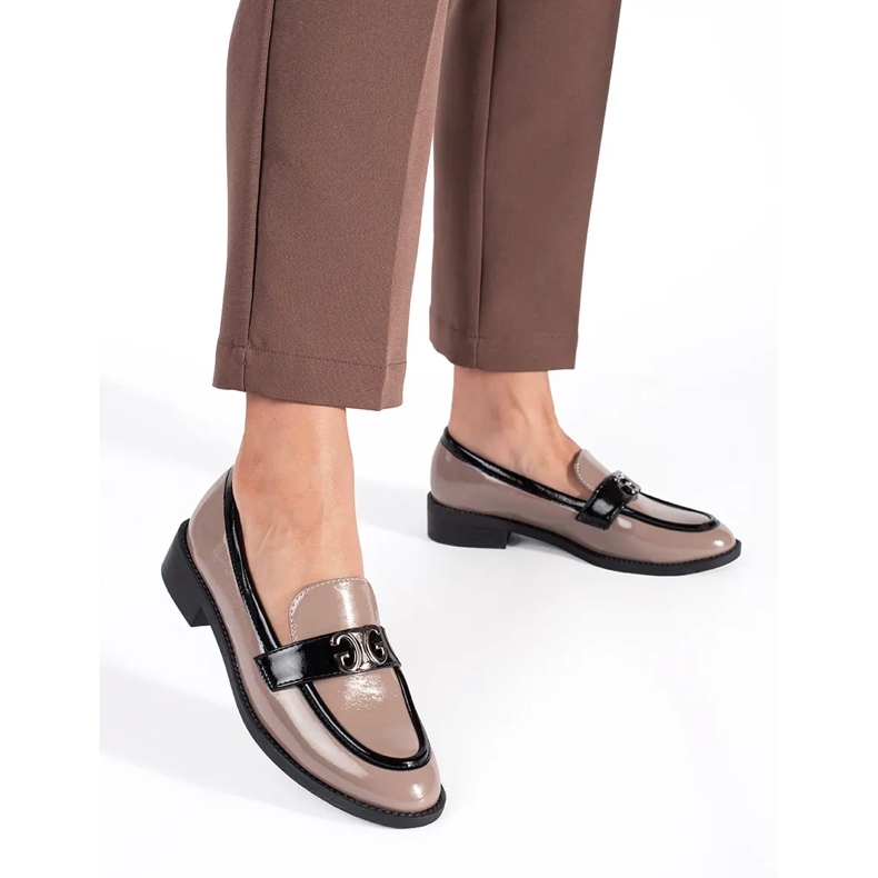 Lakierowane beżowo-czarne mokasyny damskie beżowy