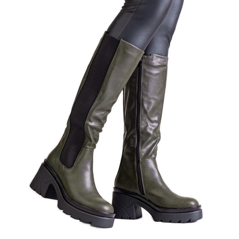 Zielone kozaki na grubszym słupku Charla