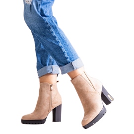 Beżowe botki na słupku z cyrkoniami Hayet beżowy