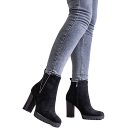 Czarne botki na słupku z cyrkoniami Hayet