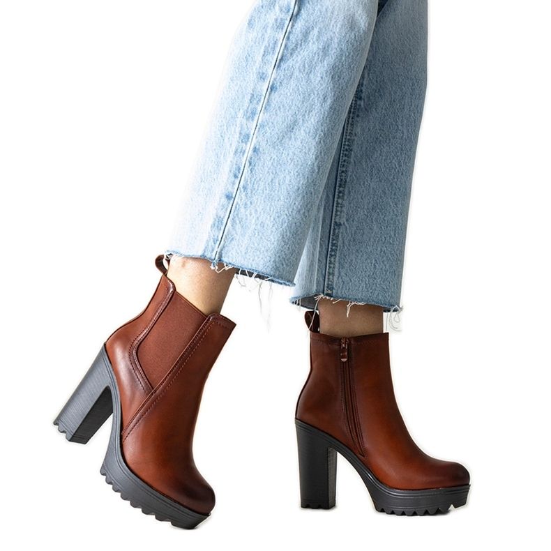 Brązowe botki na wysokim słupku Maladi