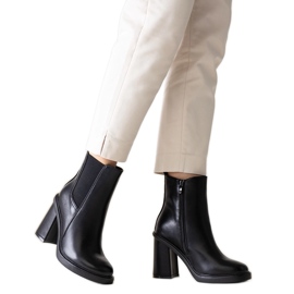 Czarne botki na słupku z eko skóry Almase