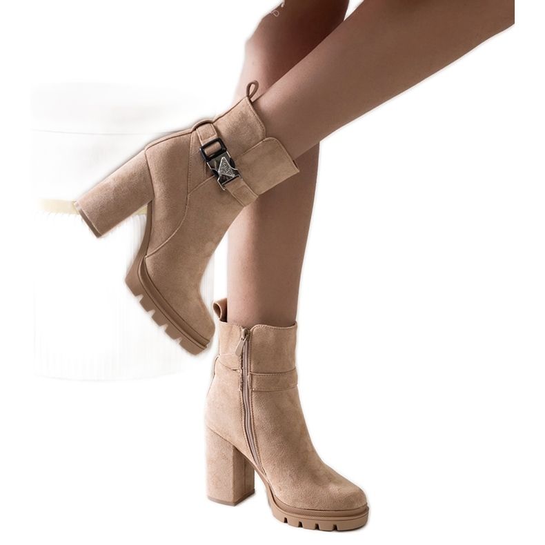 Beżowe botki na słupku zdobione klamerką Torhia beżowy