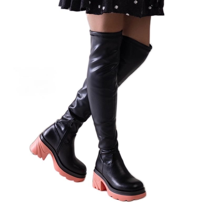 Czarne ocieplane kozaki na masywnym klocku Meragomi