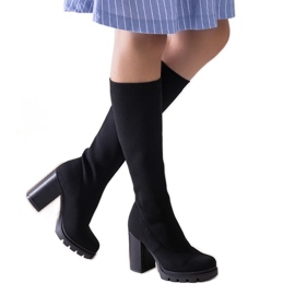 Wsuwane czarne kozaki na słupku Saria