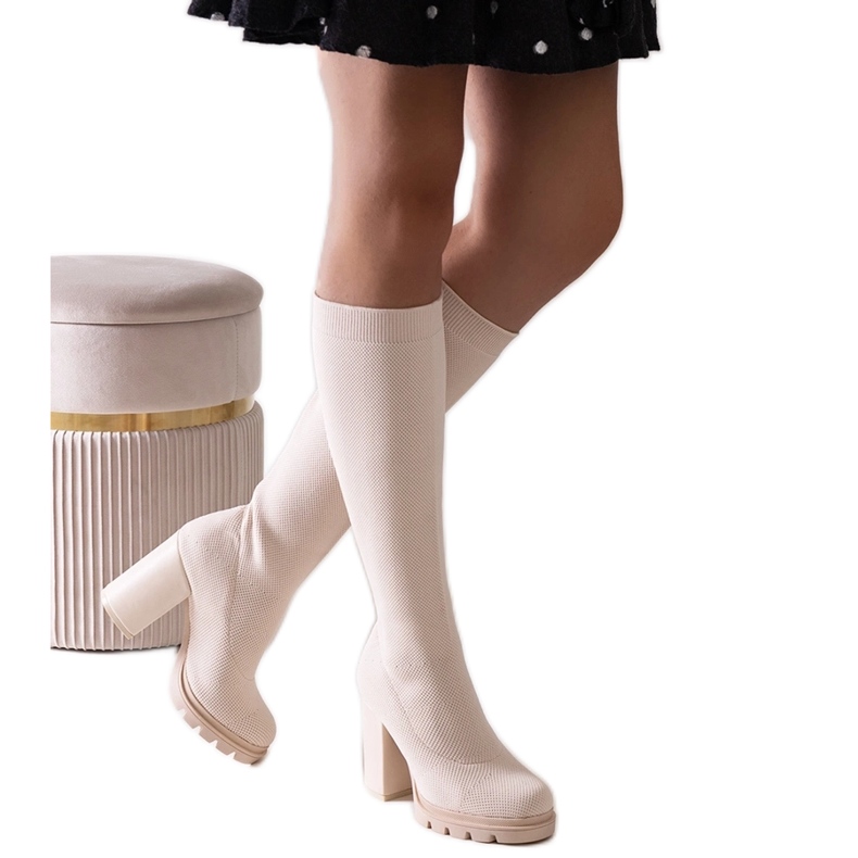 Wsuwane beżowe kozaki na słupku Saria beżowy