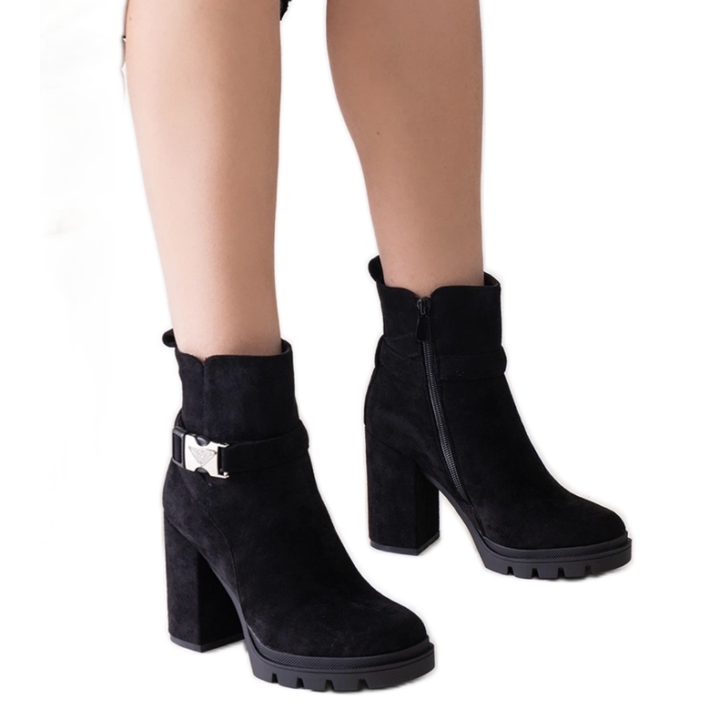 Czarne botki na słupku zdobione klamerką Torhia