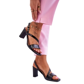 Czarne lakierowane sandały na słupku