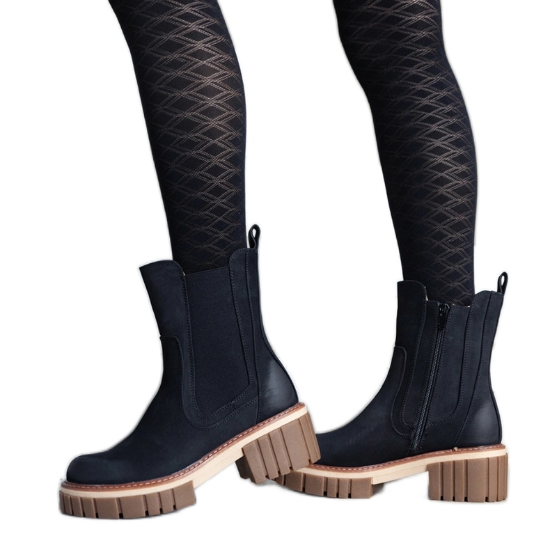 Czarne masywne botki na platformie z przetarciami Sholla