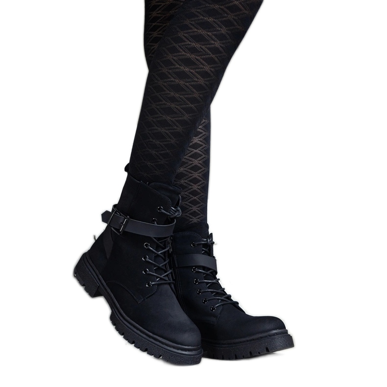 Czarne ocieplane traperki z przetarciami i paskiem Kneesa