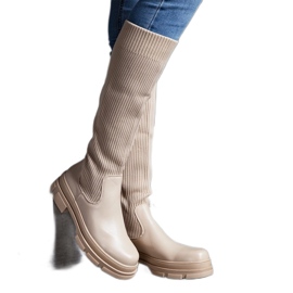 Beżowe wsuwane kozaki z elastyczną cholewką na masywnej podeszwie Elthea beżowy