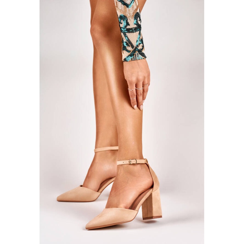 Czółenka na słupku zapinane na kostce zamszowe beżowe QA203BE beżowy