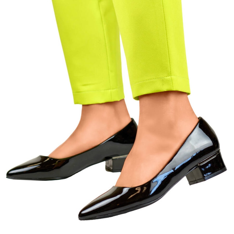 Czółenka damskie w szpic na niskim obcasie lakierowane czarne GD-XR106C-B