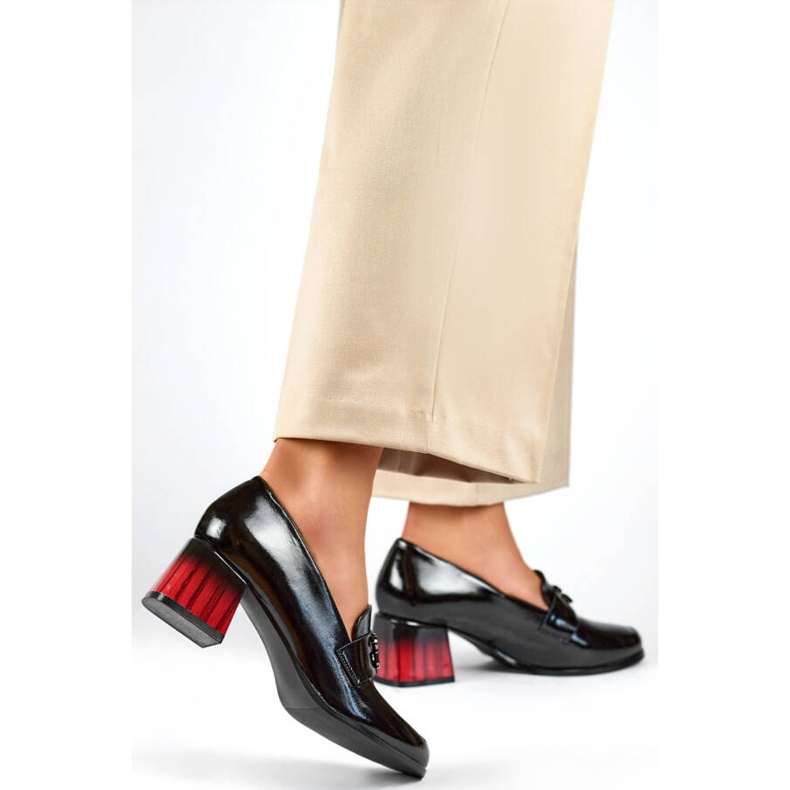 Półbuty damskie lakierowane z ozdobą na obcasie czarne GD-FL479-B