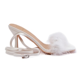 Sandały Na Szpilce Z Piórami Białe Emilettra