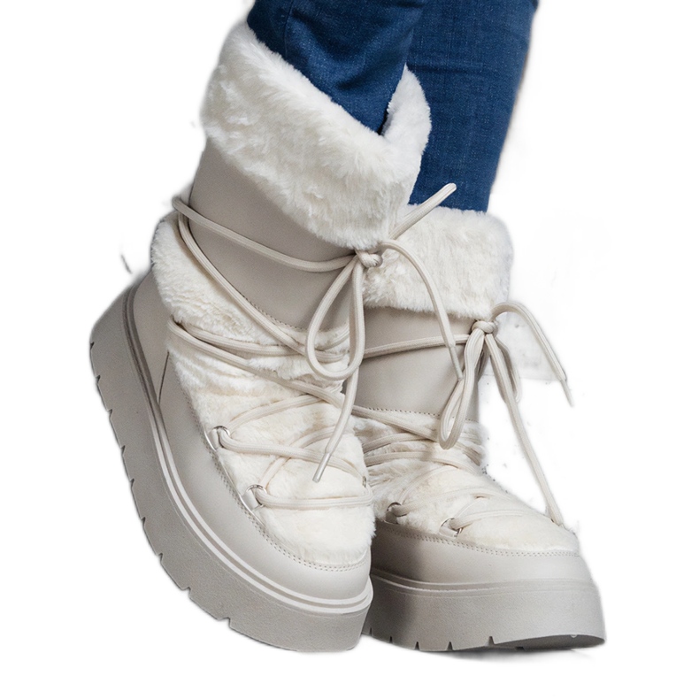 Jasnobeżowe ocieplane śniegowce damskie wsuwane zdobione futerkiem beżowy