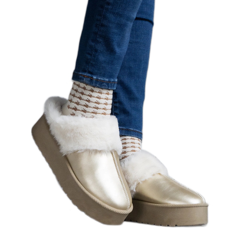 Złote kapcie na platformie ozdobione futerkiem z gumką przy pięcie złoty