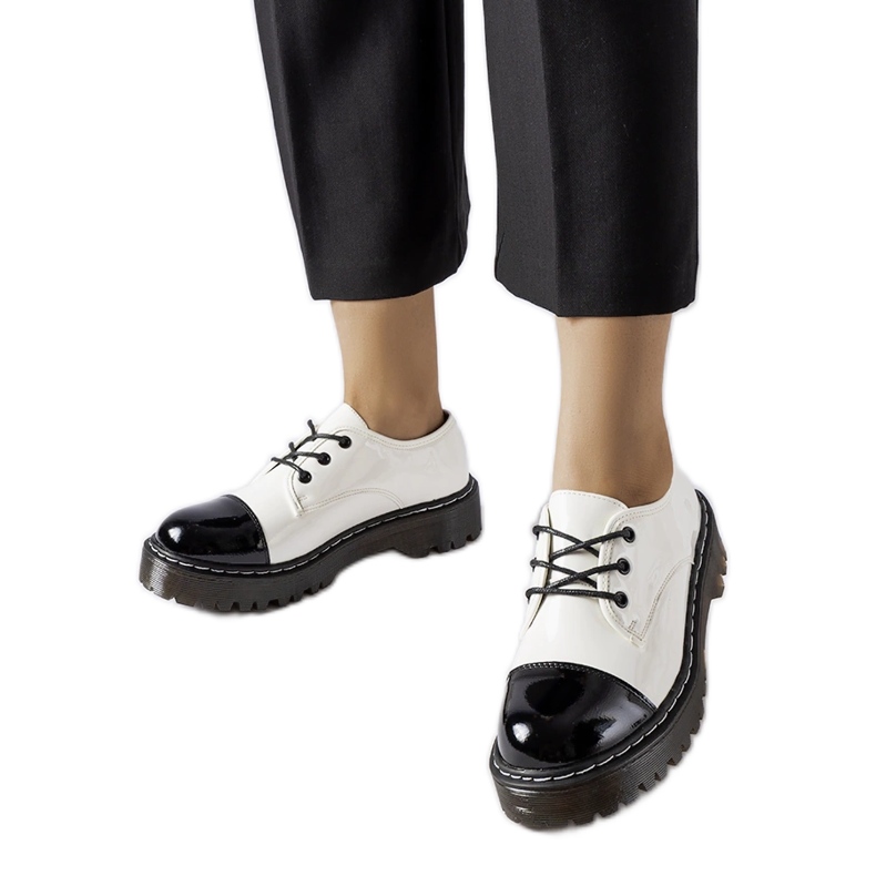 Biało-czarne lakierowane półbuty białe