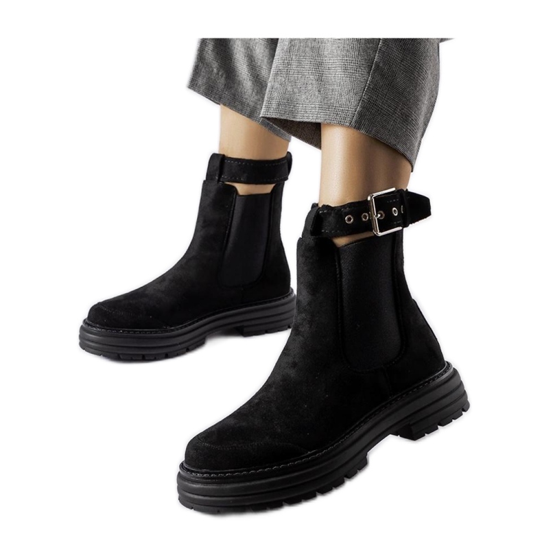 Czarne botki z ozdobnym zapięciem