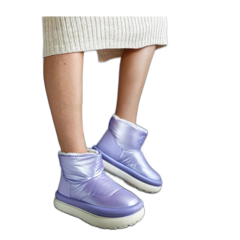 Fioletowe ciepłe śniegowce na platformie