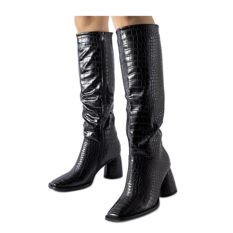 Czarne kozaki zdobione tłoczeniem