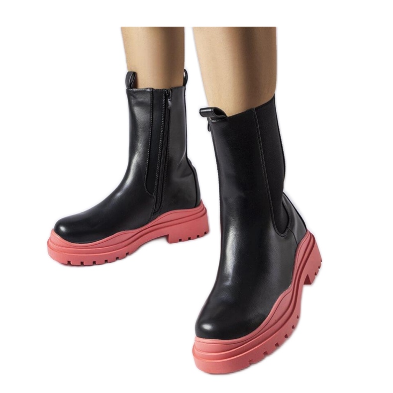 Czarne botki na kolorowej podeszwie