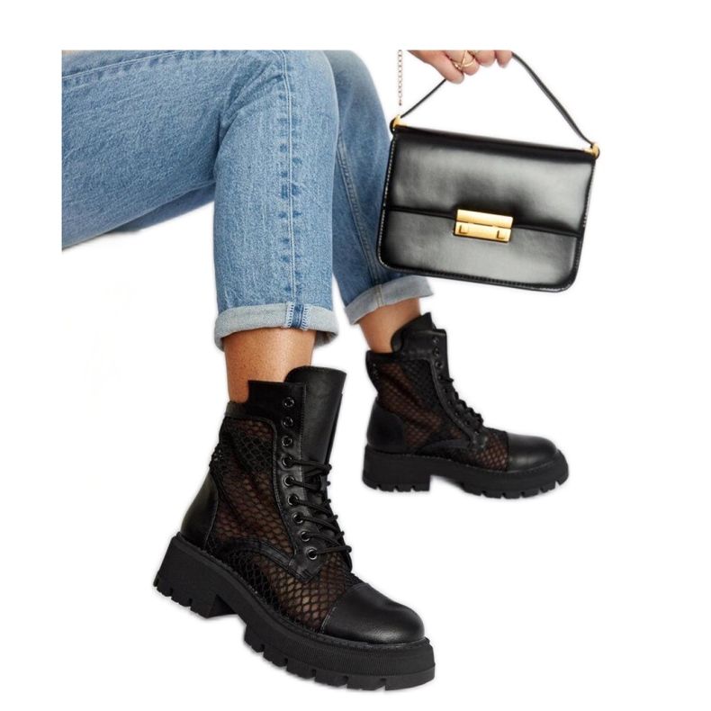 Czarne prześwitujące trapery