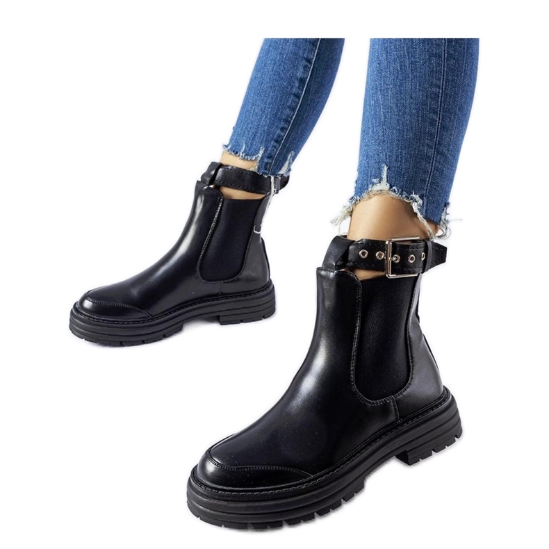 Czarne botki z ozdobnym zapięciem