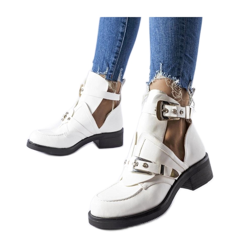 Białe botki z wycięciami