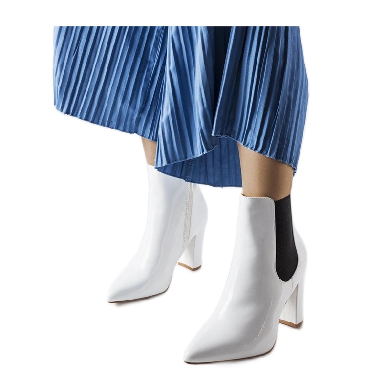 Białe lakierowane botki na słupku zapinane na suwak