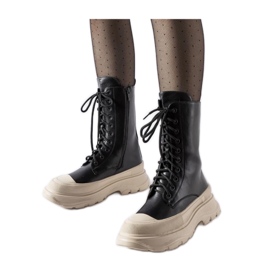 Czarne workery z grubą beżową podeszwą Crosia - Solea