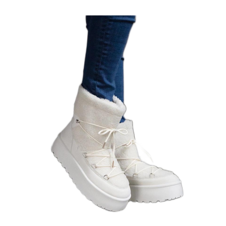 Białe śniegowce na platformie z futerkiem