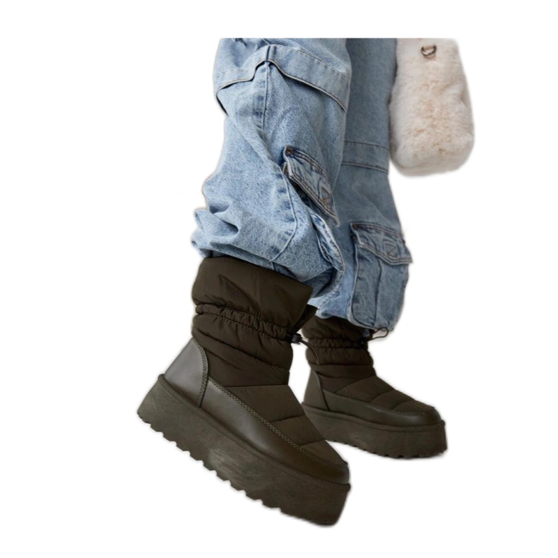 Zielone ocieplane śniegowce na platformie