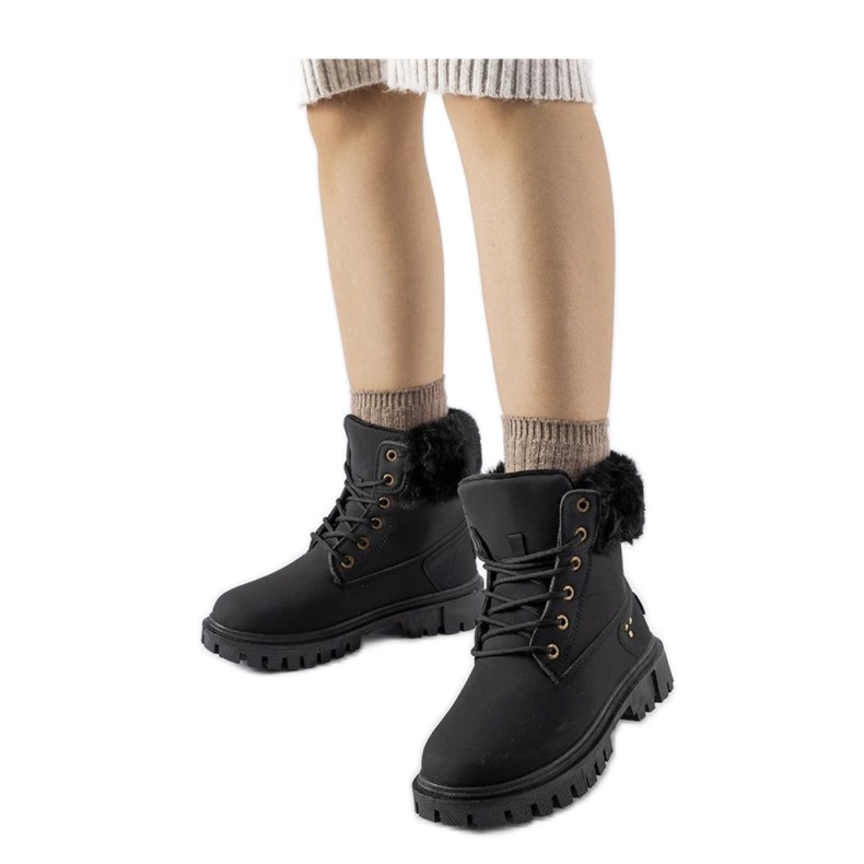 Czarne trapery z ozdobnym futerkiem