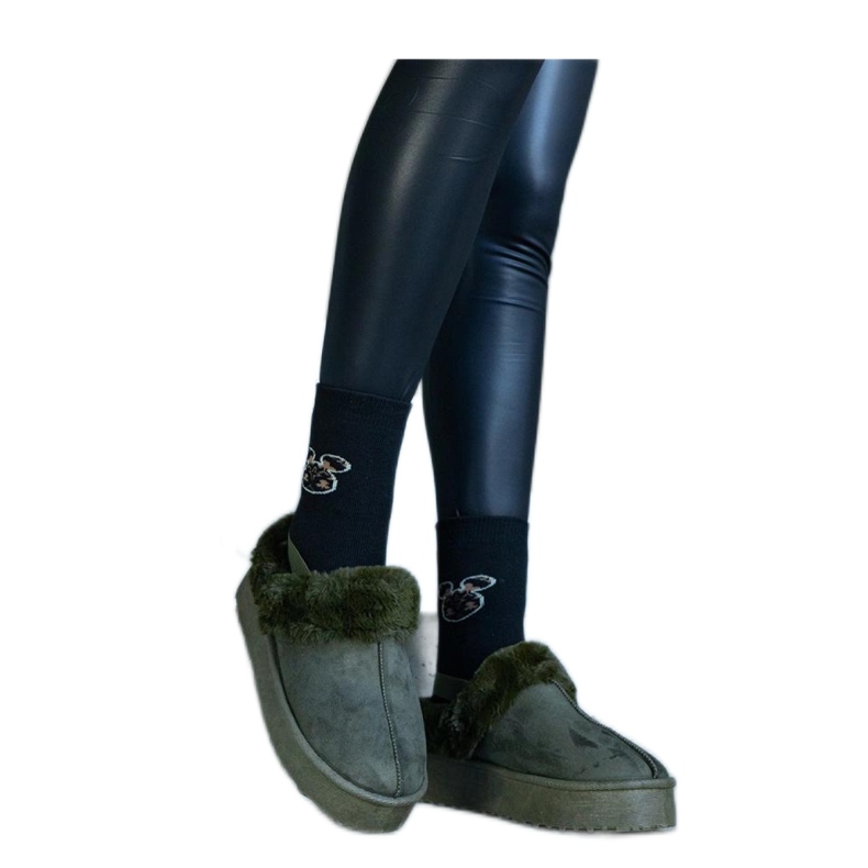 Zielone kapcie na platformie ozdobione futerkiem i z gumką przy pięcie