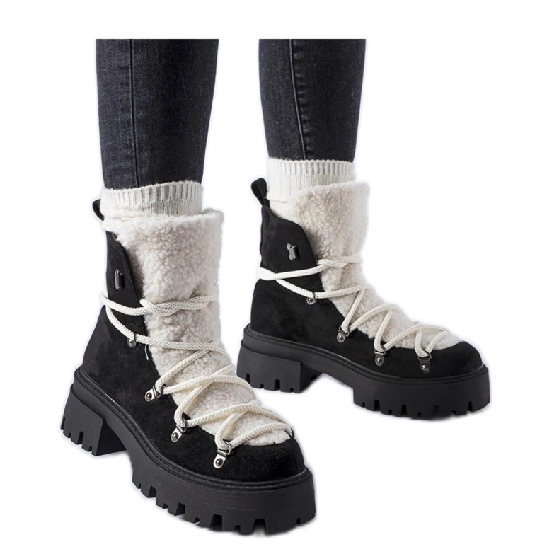 Czarne workery z ozdobnym językiem