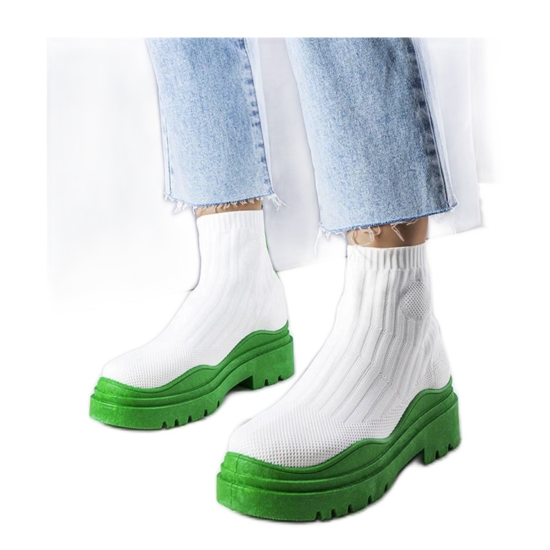 Białe skarpetkowe botki z zieloną podeszwą