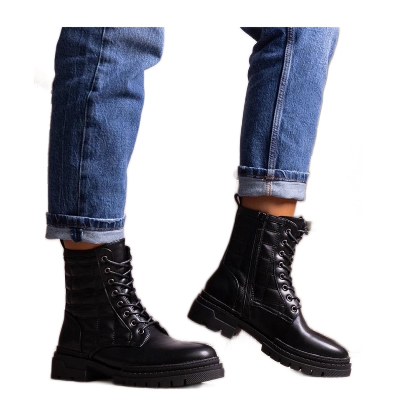 Czarne traperki pikowane