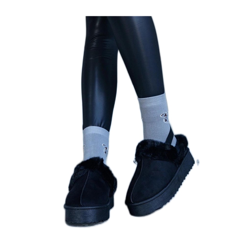 Czarne kapcie na platformie ozdobione futerkiem i z gumką przy pięcie