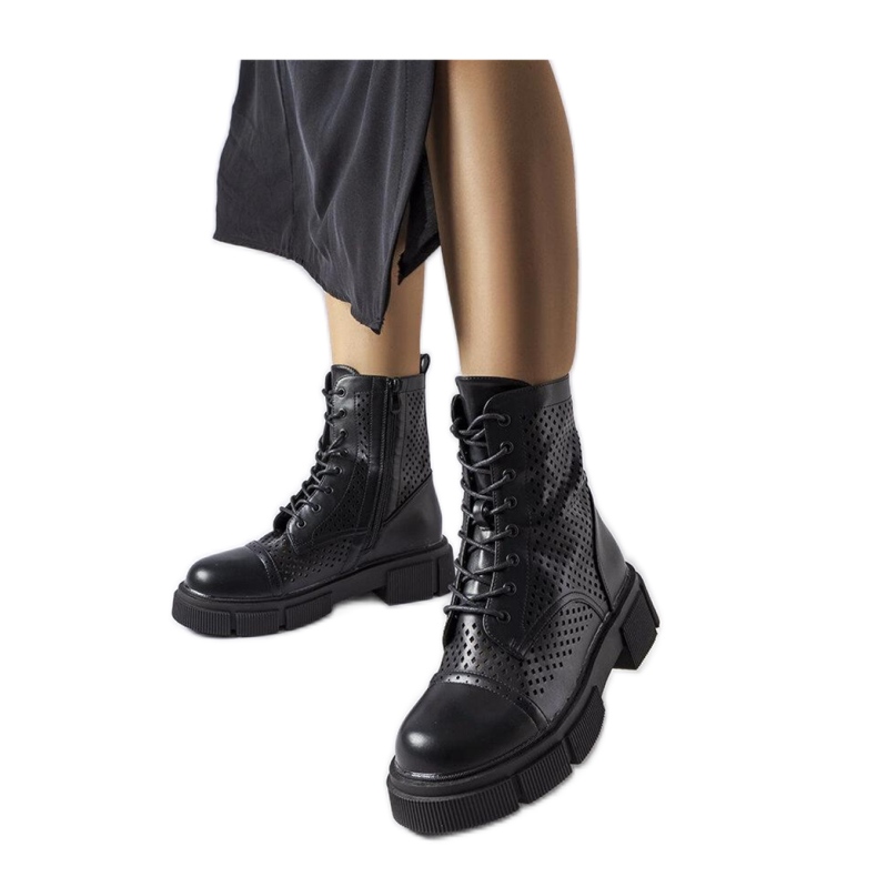 Czarne ażurowe botki