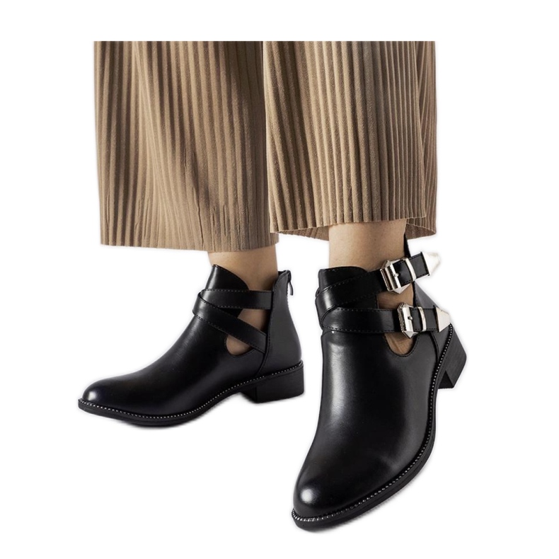 Czarne wycięte botki z klamerkami