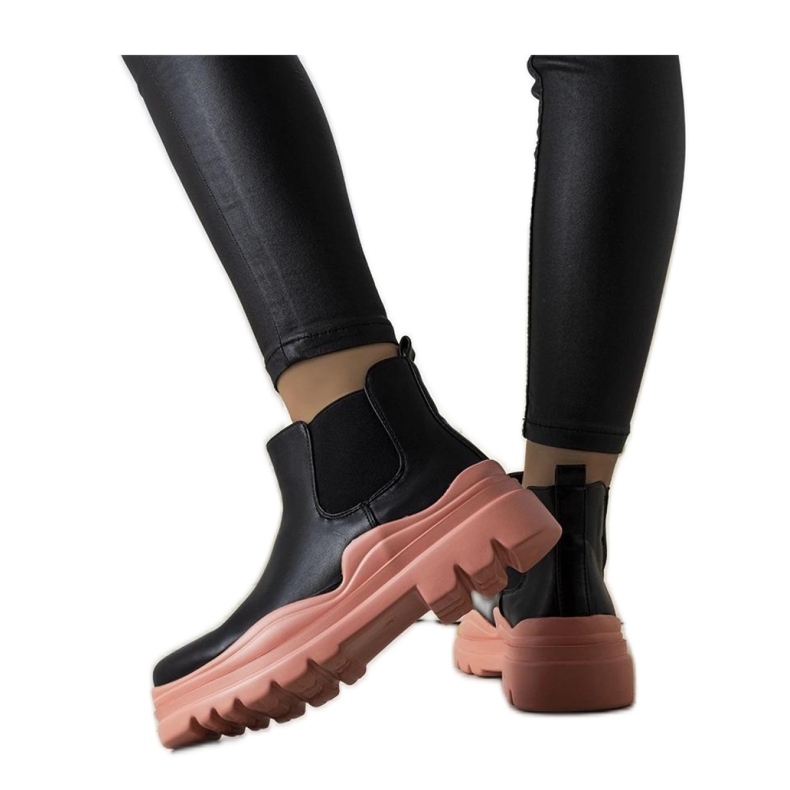 Czarne botki na różowej platformie