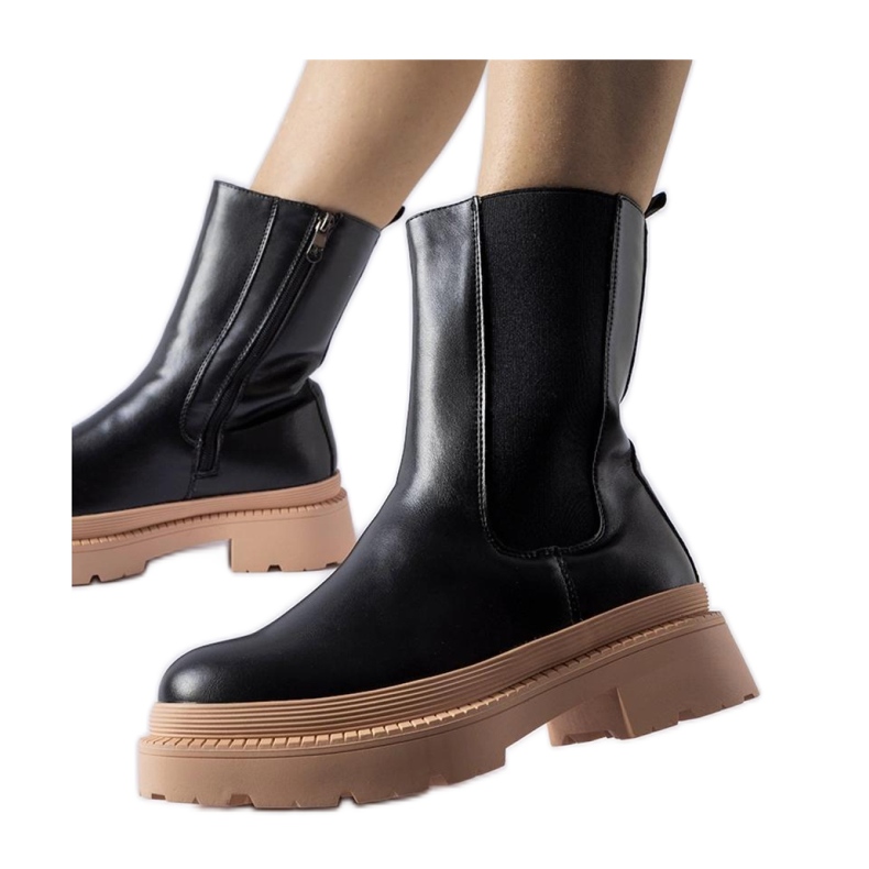 Czarne botki na jasnoróżowej podeszwie