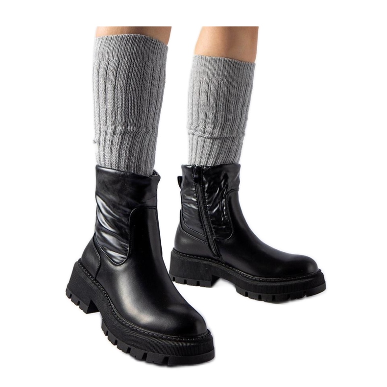 Czarne botki z ozdobną cholewką