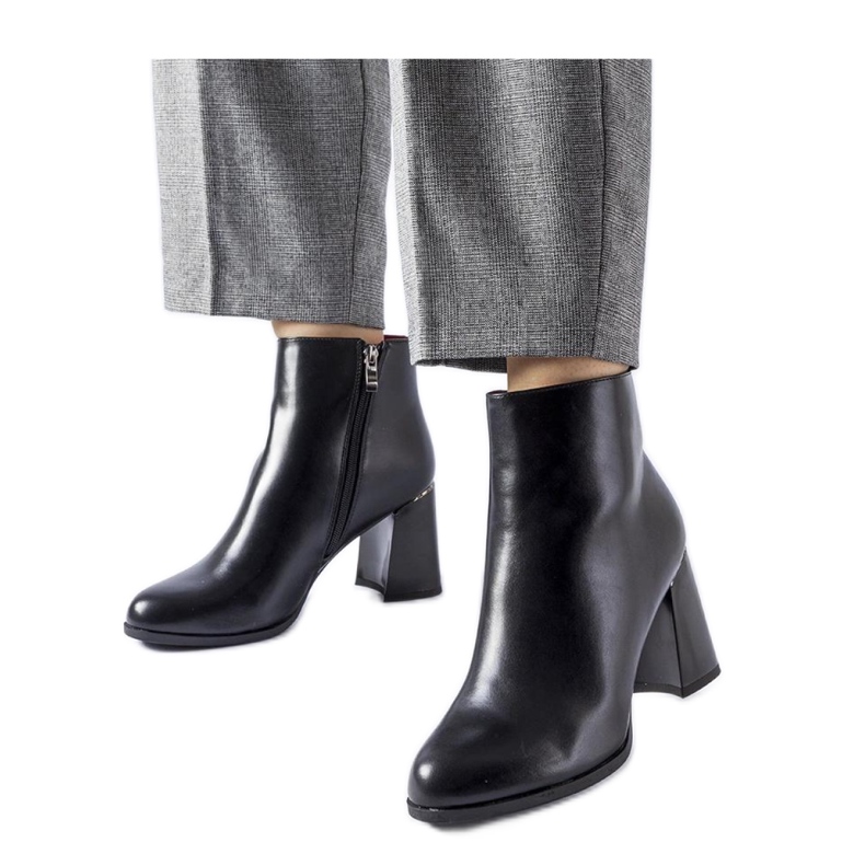 Czarne ocieplane botki z ozdobnym obcasem