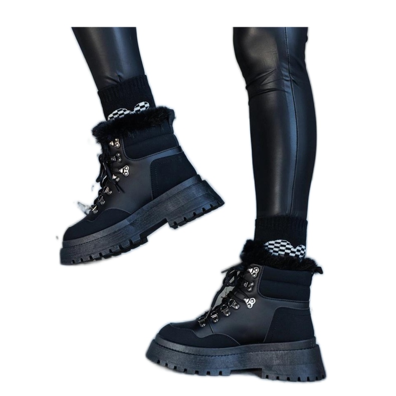 Masywne trapery na platformie z futerkiem czarne