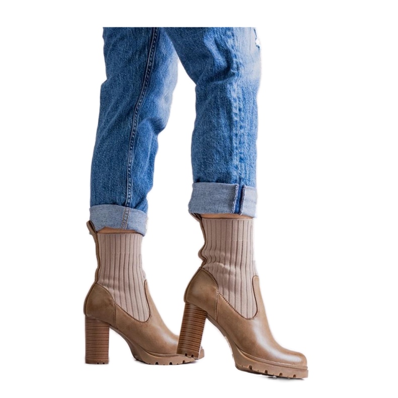 Ciemnobeżowe botki na słupku z eko skóry beżowy